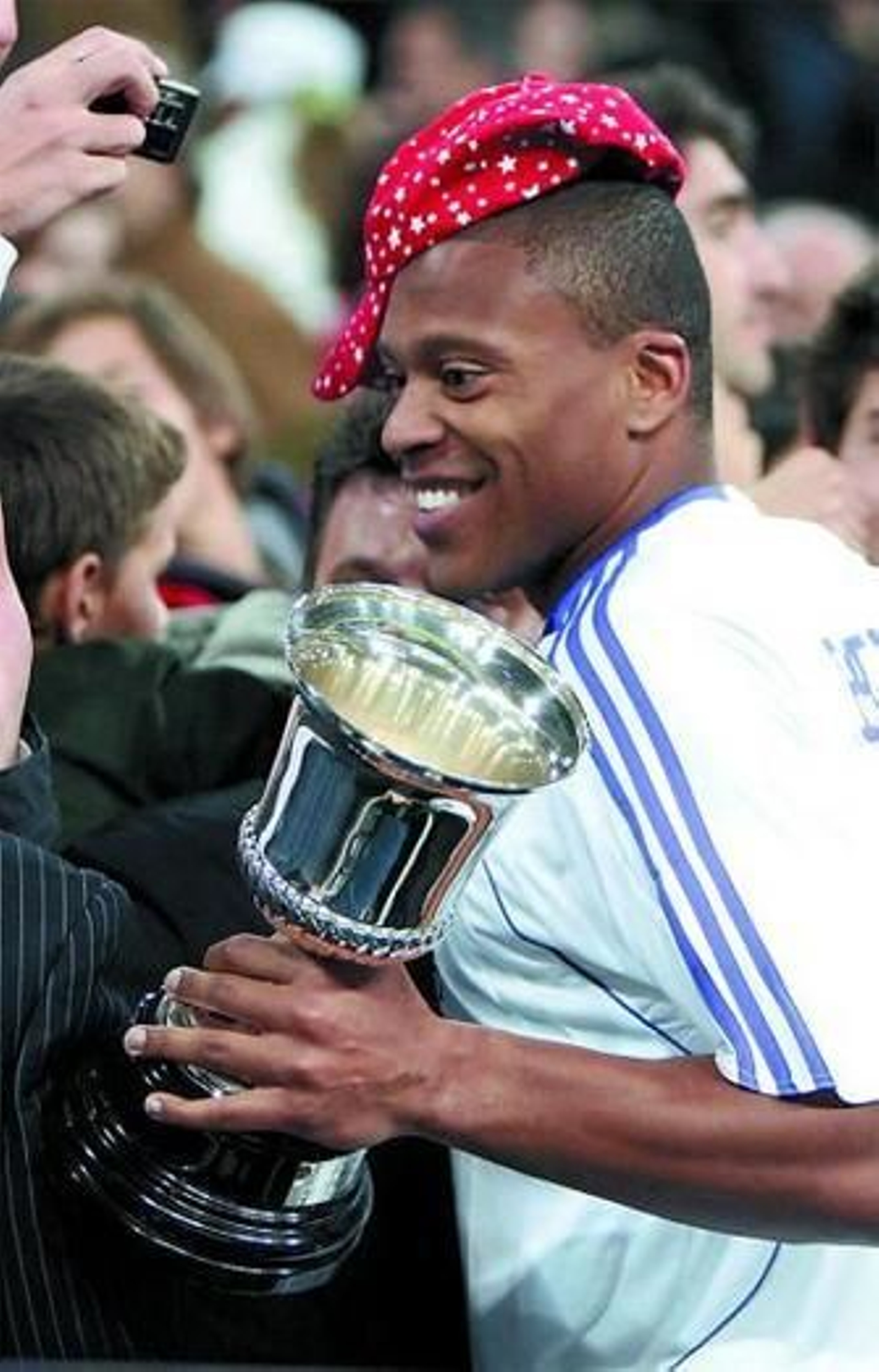Baptista, sonriente tras recibir la copa al mejor del Trofeo Bernabéu.