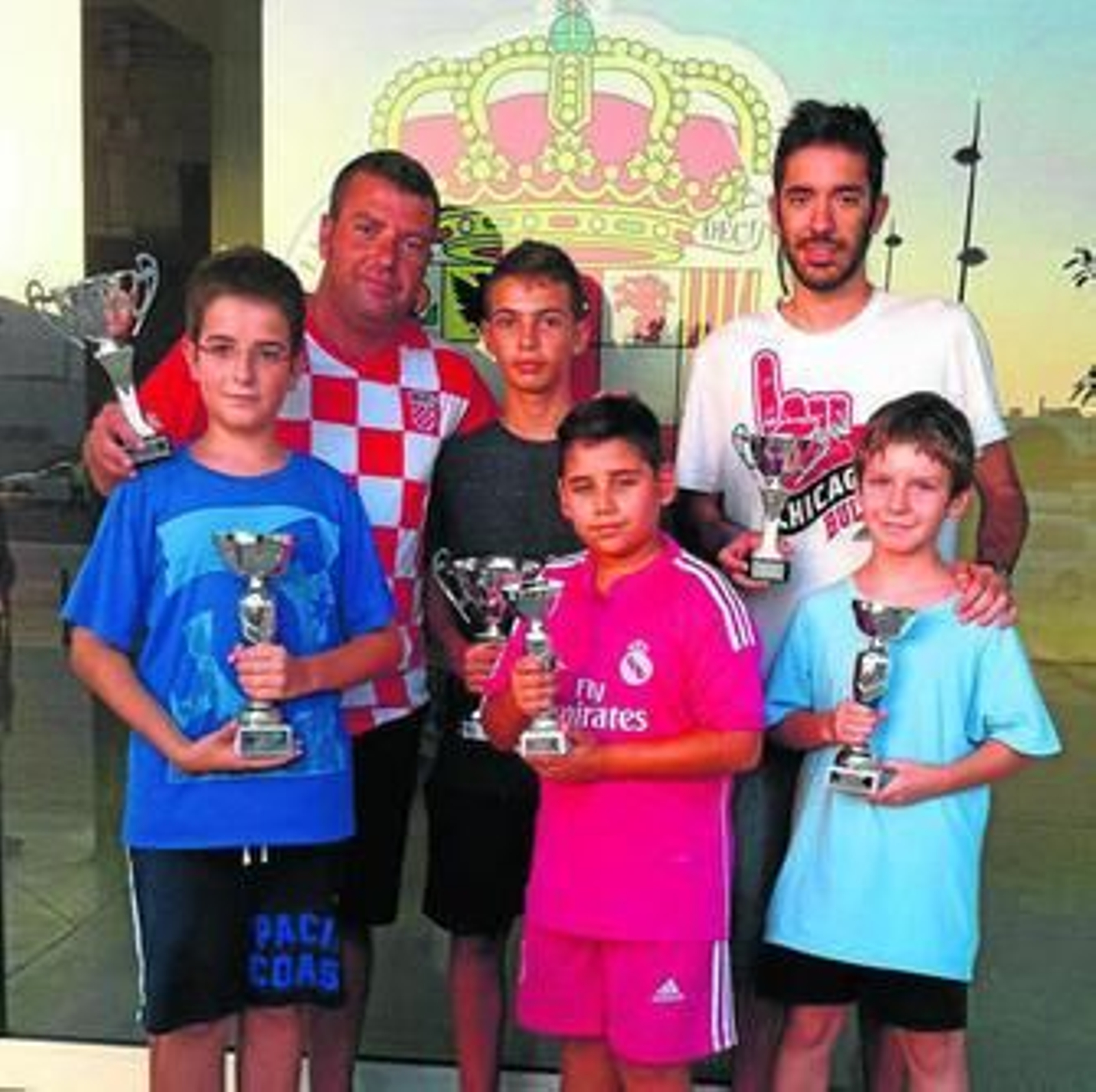 Los ganadores posan con los trofeos.