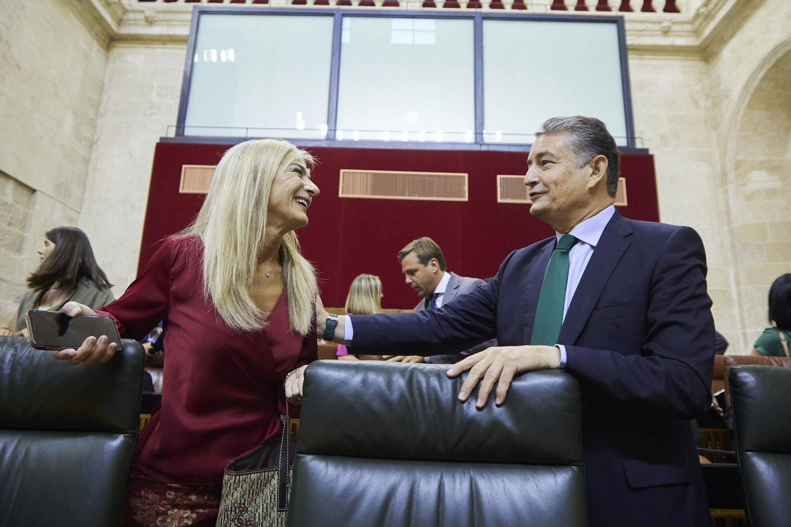 La consejera de Educación, Patricia del Pozo, saluda al de Presidencia, Antonio Sanz.