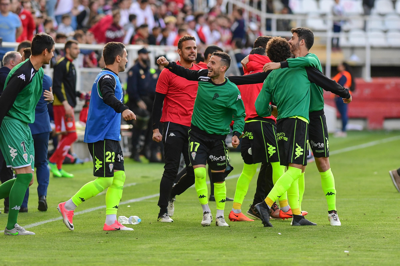 El Córdoba CF celebra su victoria con los desplazados en Vallecas.