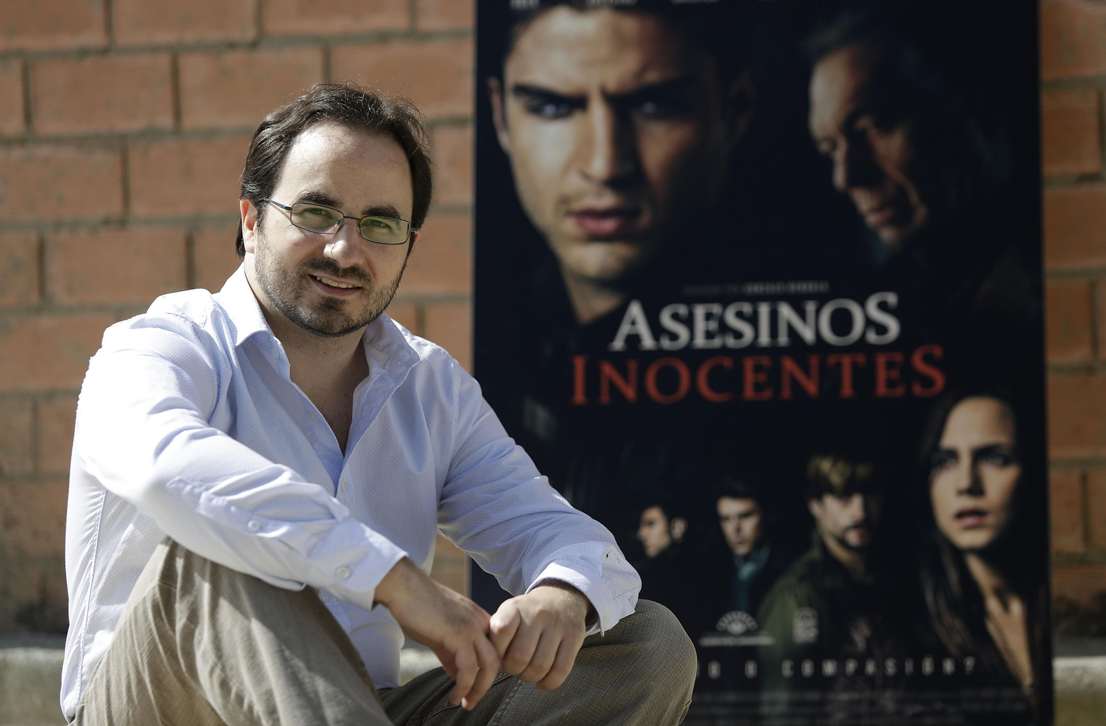 Gonzalo Bendala, con el cartel de su anterior película, 'Asesinos inocentes'.