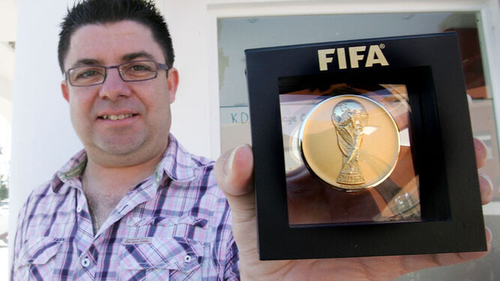 Antonio Fernández, con la medalla de campeón del Mundial 2010, cuando estaba en la RFEF.