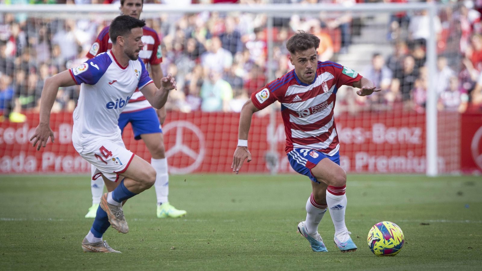 Melendo fue el objetivo de la presión del Eibar y sufrió muchas faltas.
