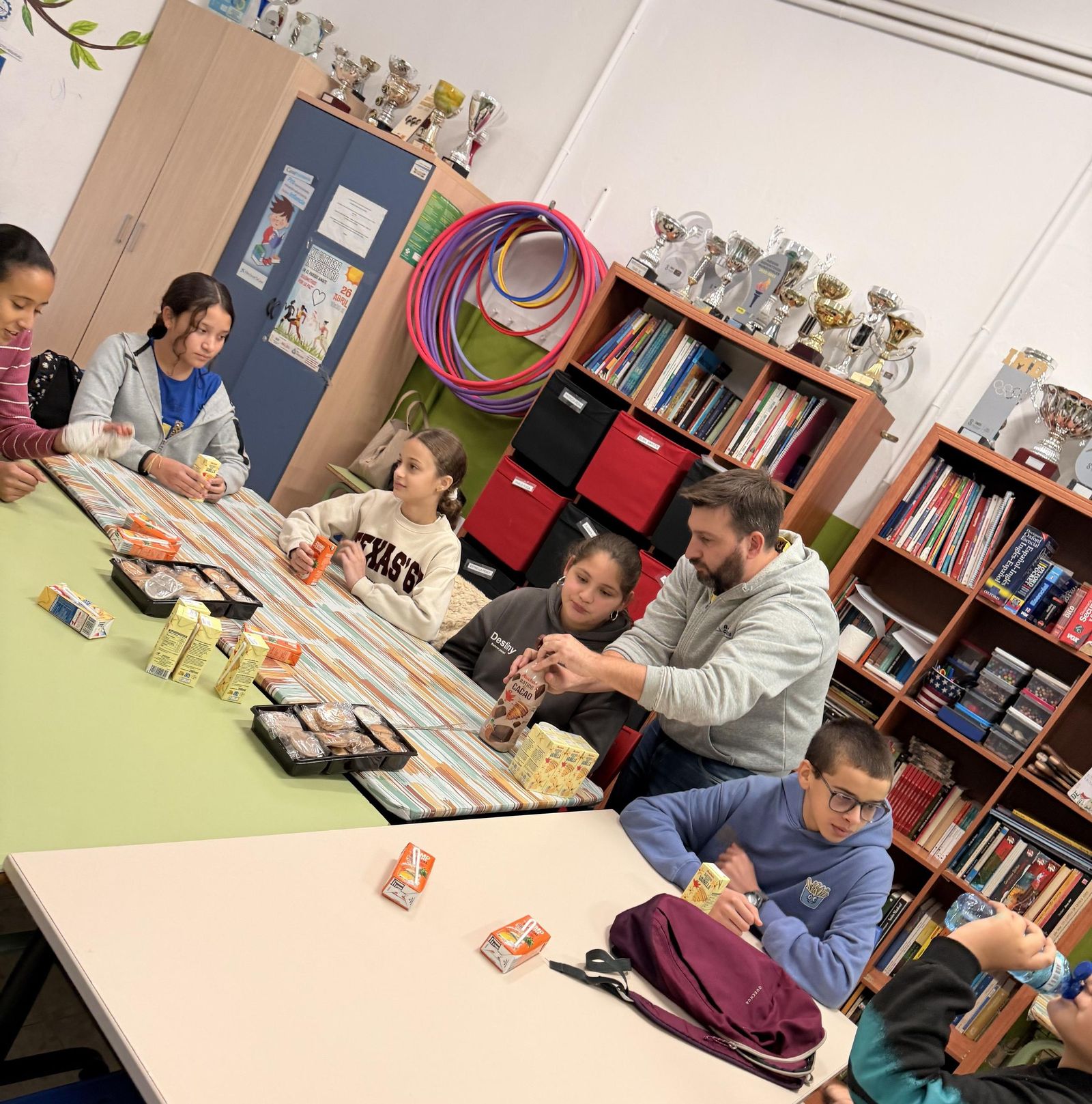 La Fondation Auchan (Alcampo) impulsa un huerto vertical educativo en Tres Barrios-Amate junto a AES Candelaria
