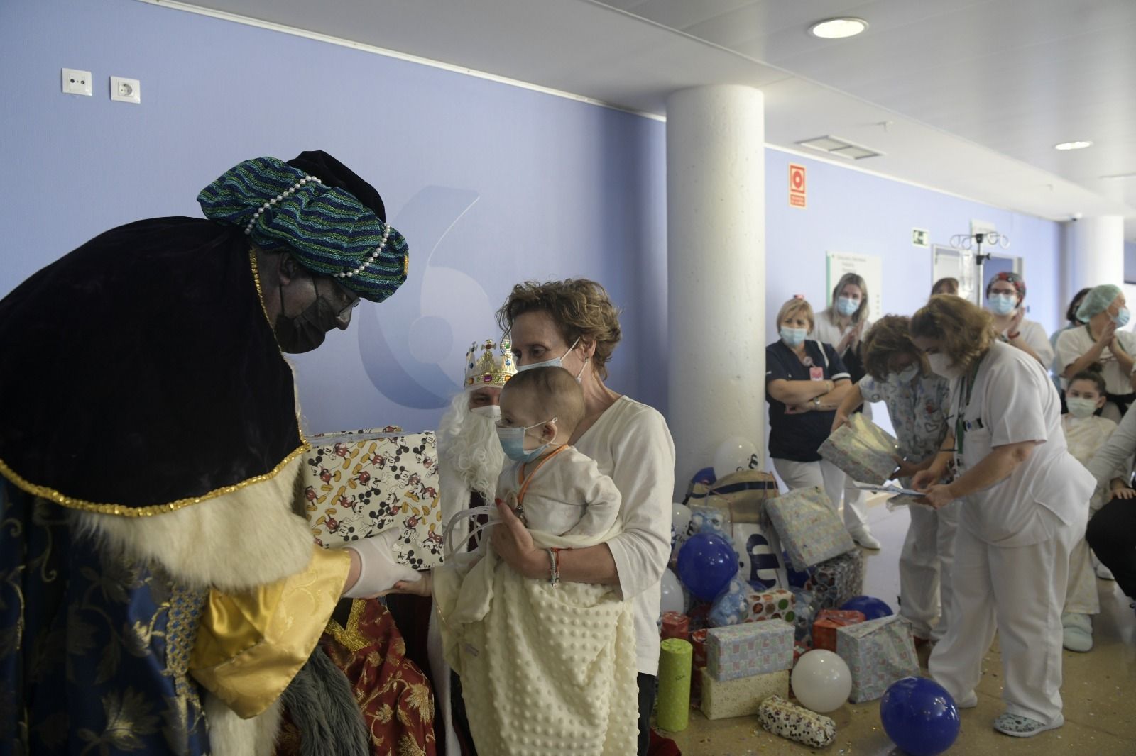 Así ha sido la visita de los Reyes Magos a los niños hospitalizados en el Hospital San Cecilio de Granada