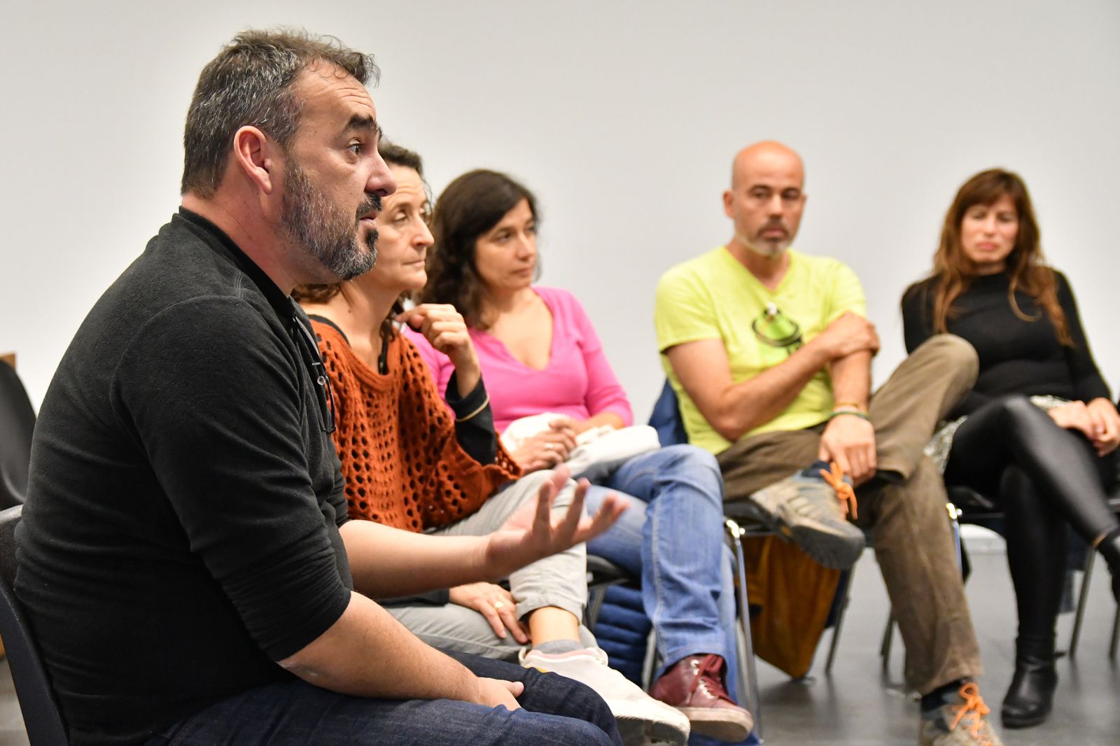 Uno de los momentos en los que un padre relata alguno de los problemas que tienen con sus hijos.