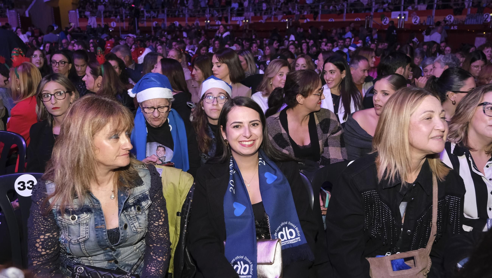 David Bisbal enamora a su Almería en el inicio de la gira 'Todo es Posible en Navidad', en fotografías