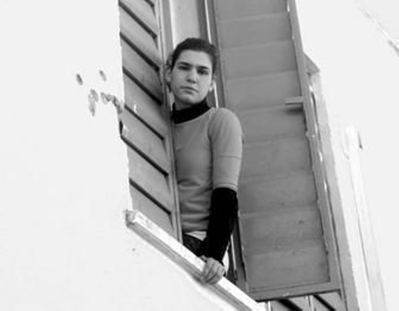 La hermana de Rafael Hidalgo Castro, alias 'Rafi', se asoma desde la ventana que fue tiroteada.