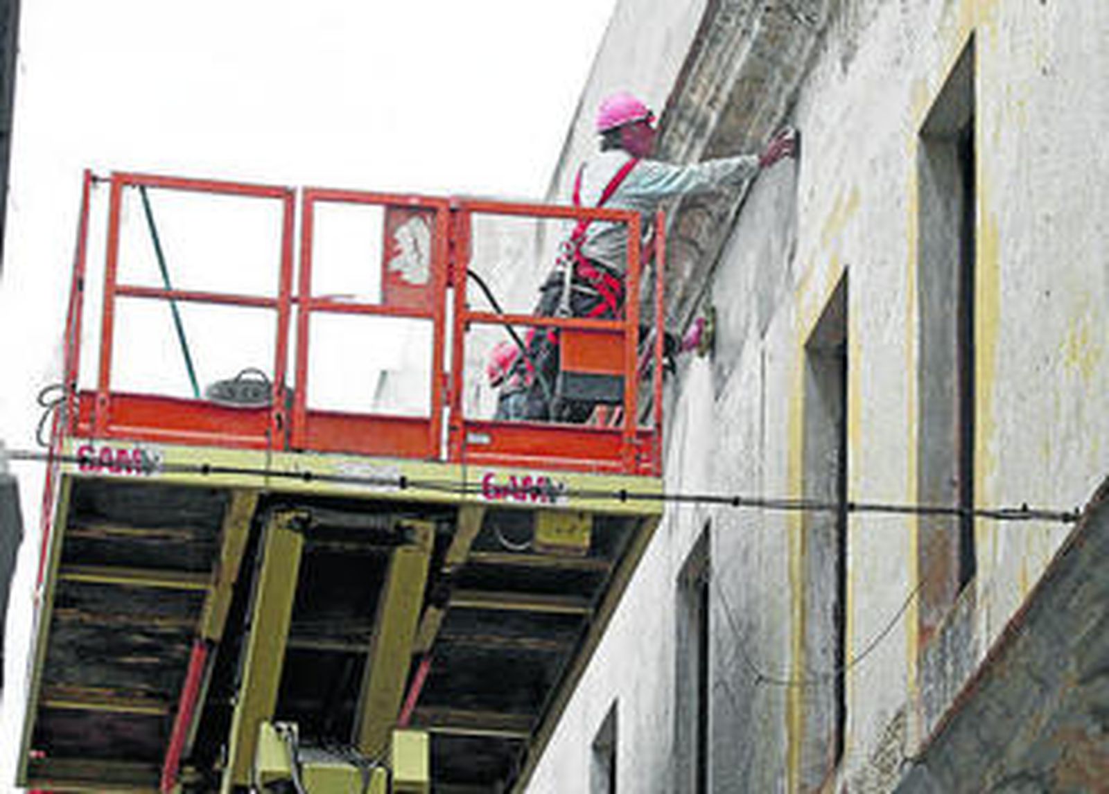 Un obrero trabajando, en el día de ayer, en la fachada trasera del convento del Carmen.