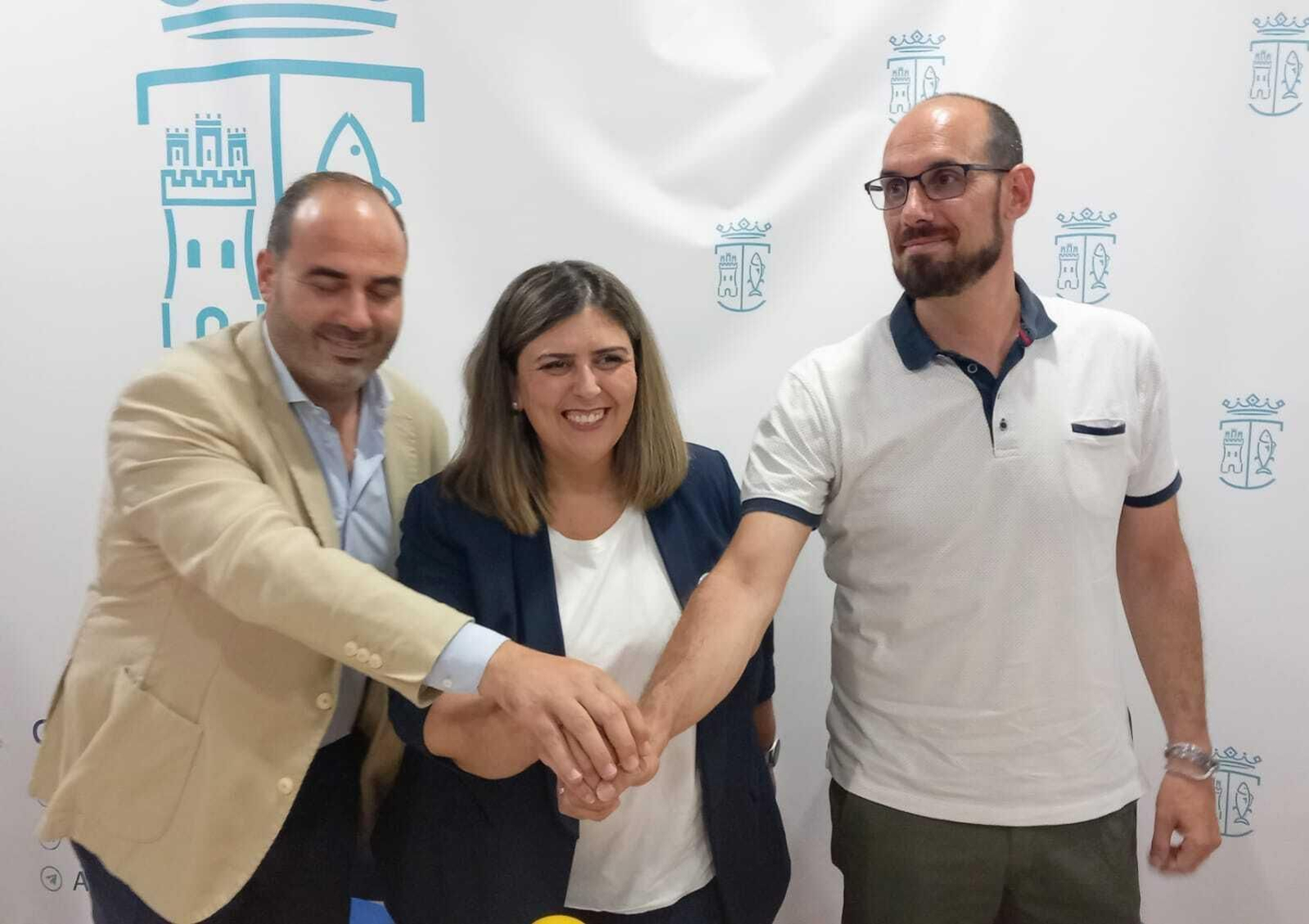 De izquierda a derecha, Antonio Aragón, Inmaculada Sánchez Zara y Sergio Cáceres, ayer tras la firma del pacto de Conil.