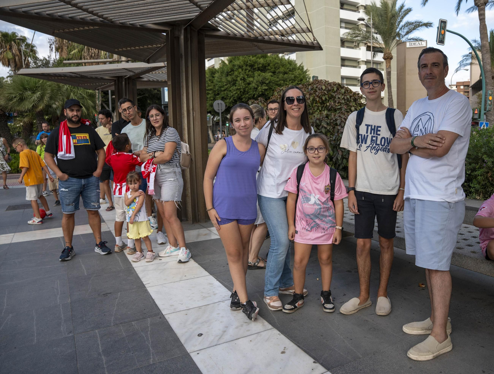 Los jugadores de la UDA Thalys y Andrés firman autógrafos