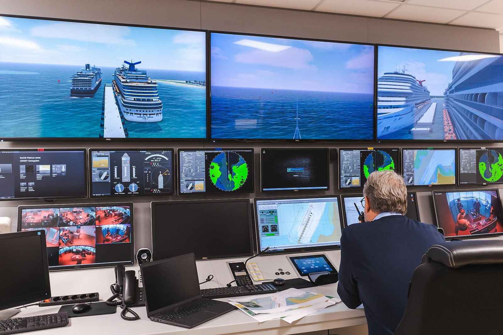 Sala de control del simulador del puente en el CSMART