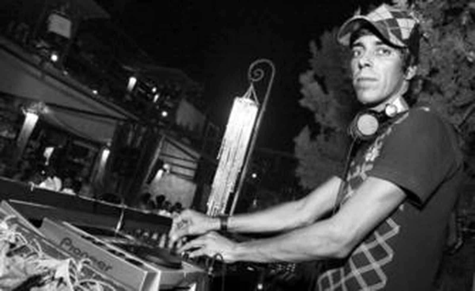 Miguel Ángel Artes (DJ Mike) en la cabina que lo acoge los fines de semana  en la Terraza  Ritual.