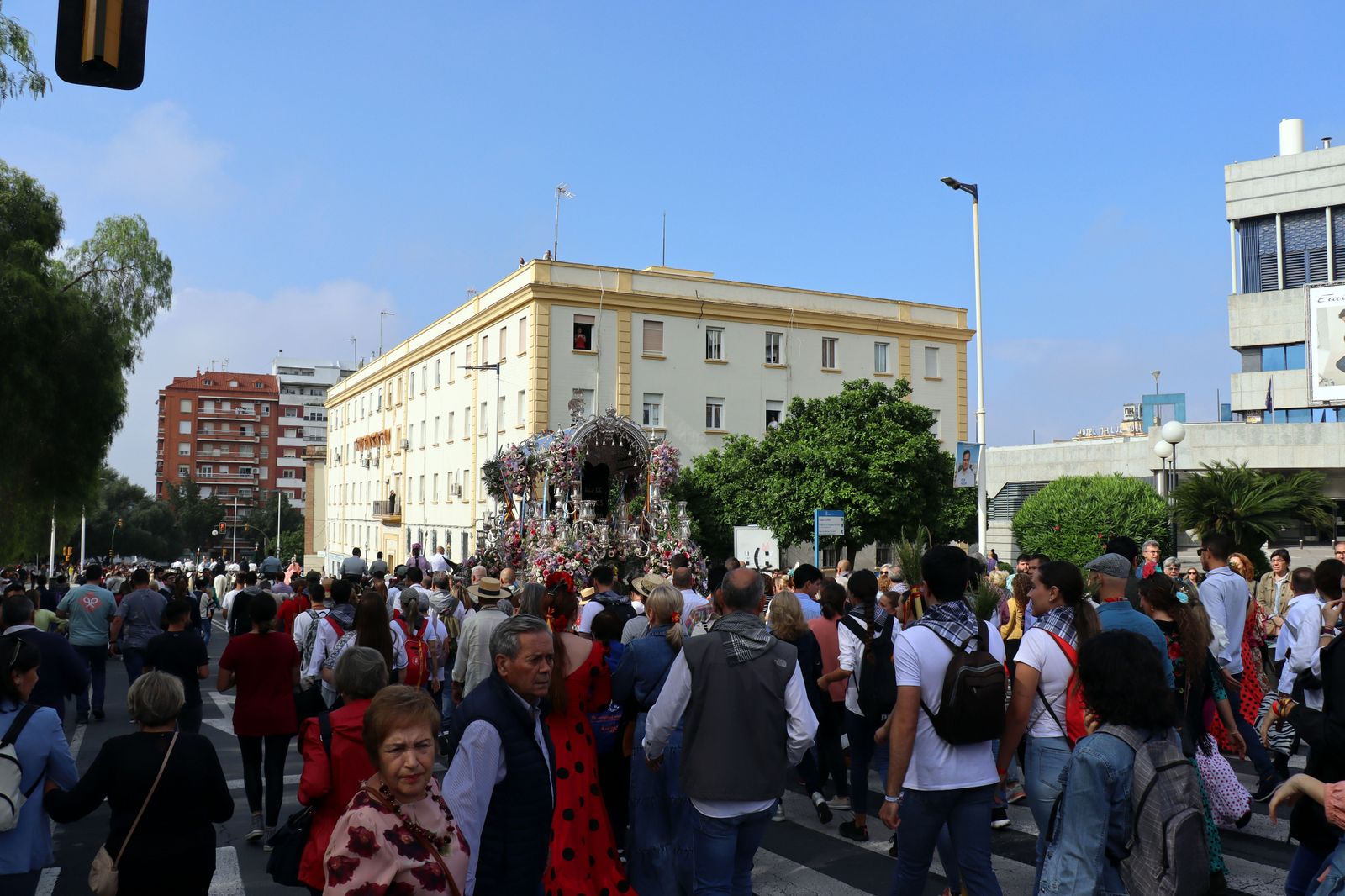 El Rocío 2023: Imágenes de la Hermandad de Emigrantes en su salida de Huelva