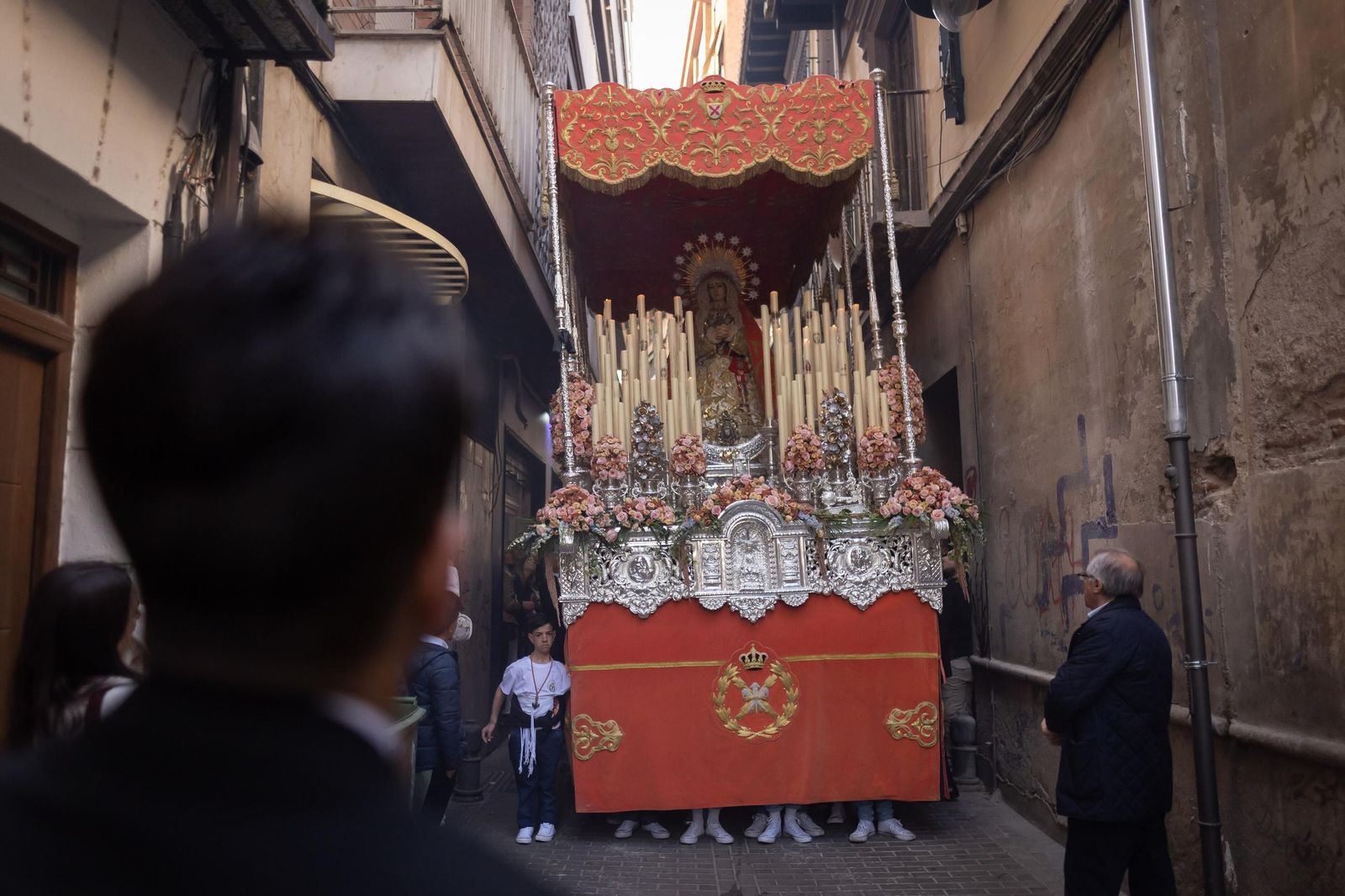 La Cofradía de los Dolores desafió la estrechez de la calle Enriqueta Lozano