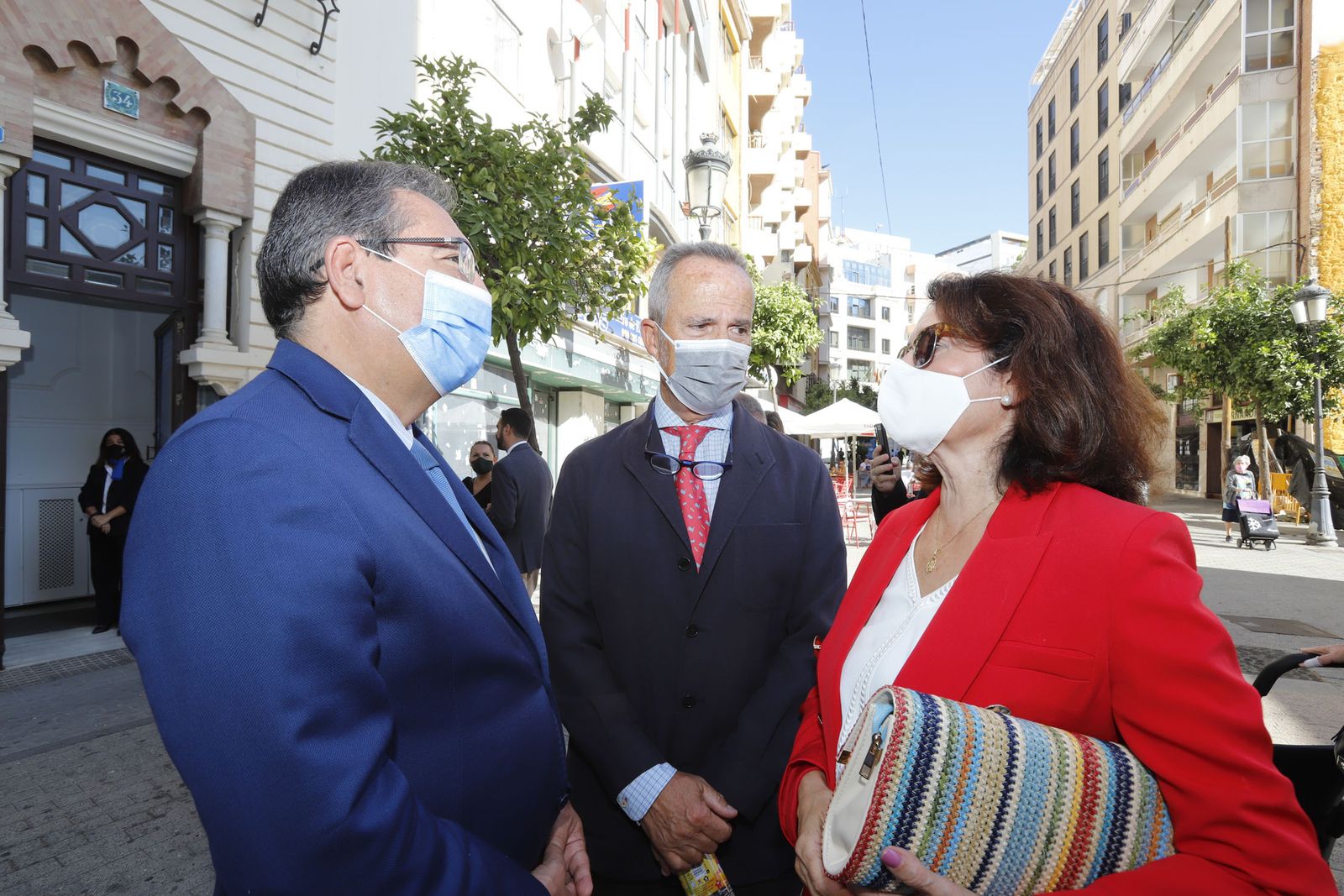 Imágenes de la inauguración de la exposición Regina Roris en la sala de la Fundación Cajasol 'El Comercial'
