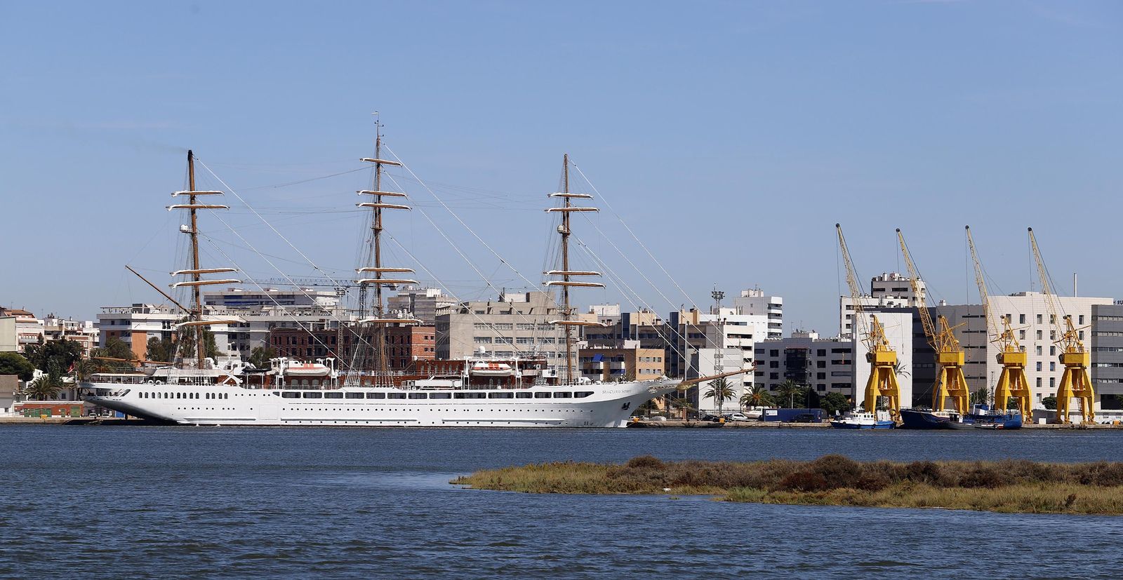 Partida del velero de cruceros Sea Cloud Spirit del Puerto de Huelva