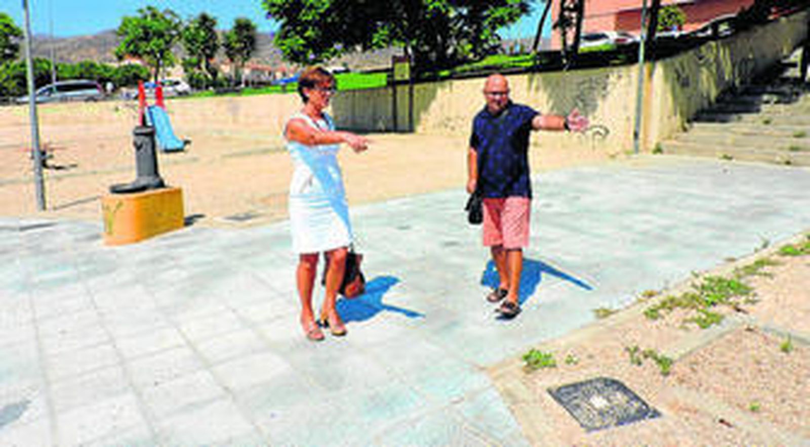 La concejal socialista Adriana Valverde, durante la visita que ha realizado al parque.