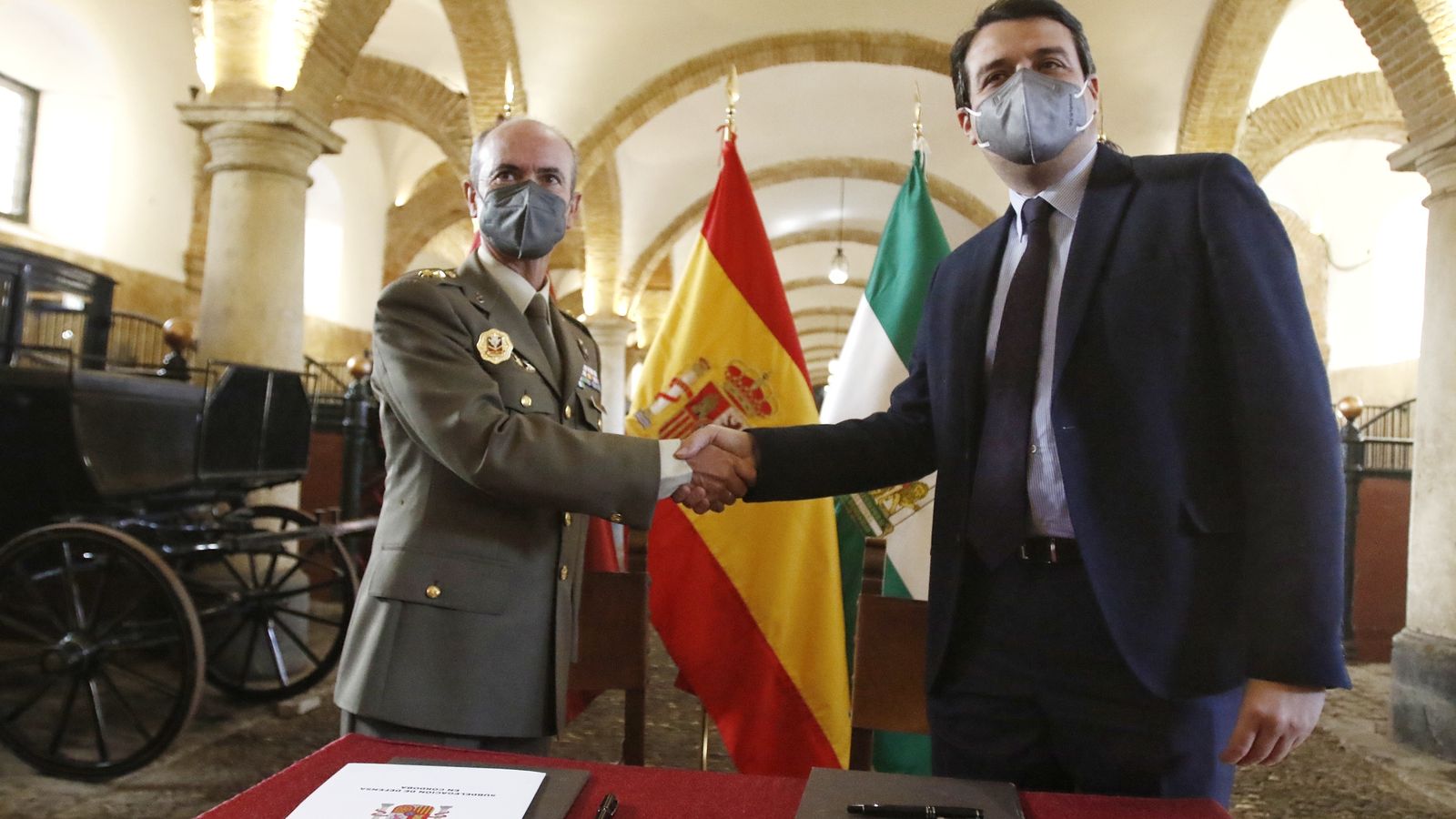 Firma del acta de ocupación de Caballerizas Reales.