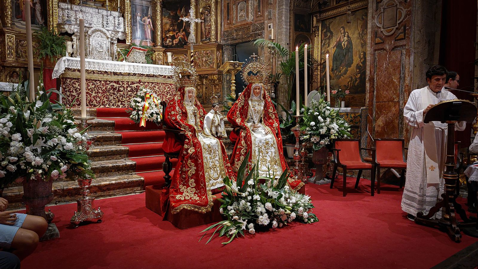 La Virgen, el Niño y Santa Ana en el presbiterio de la Parroquia de Santa Ana