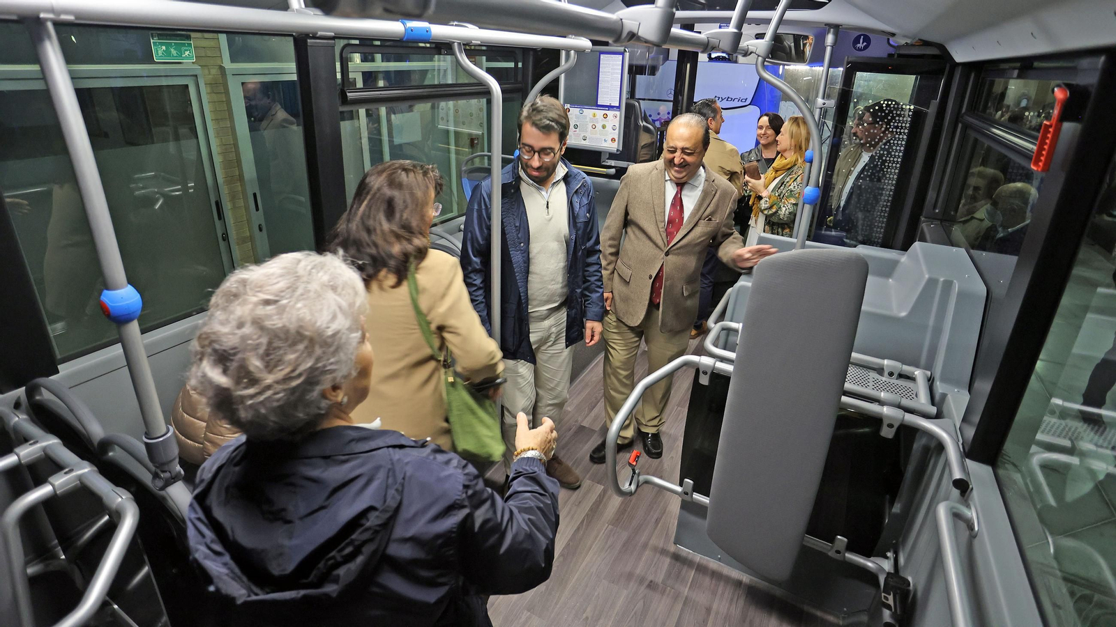 Imágenes de la presentación de los nuevos autobuses urbanos de Jerez