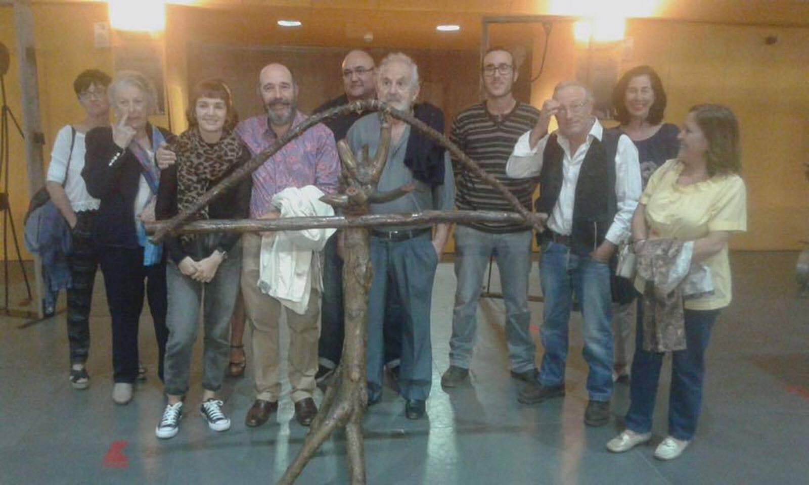 Algunos de los artistas que exponen sus obras en el hall del Teatro Auditorio.