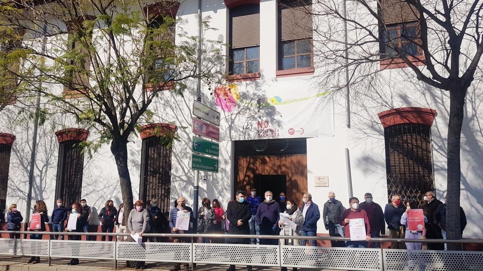 Concentración contra la brecha salarial en la sede de UGT Córdoba.