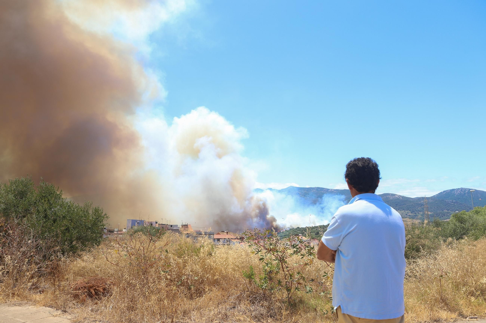 Las fotografías del incendio en el paraje de Botafuegos, en Algeciras