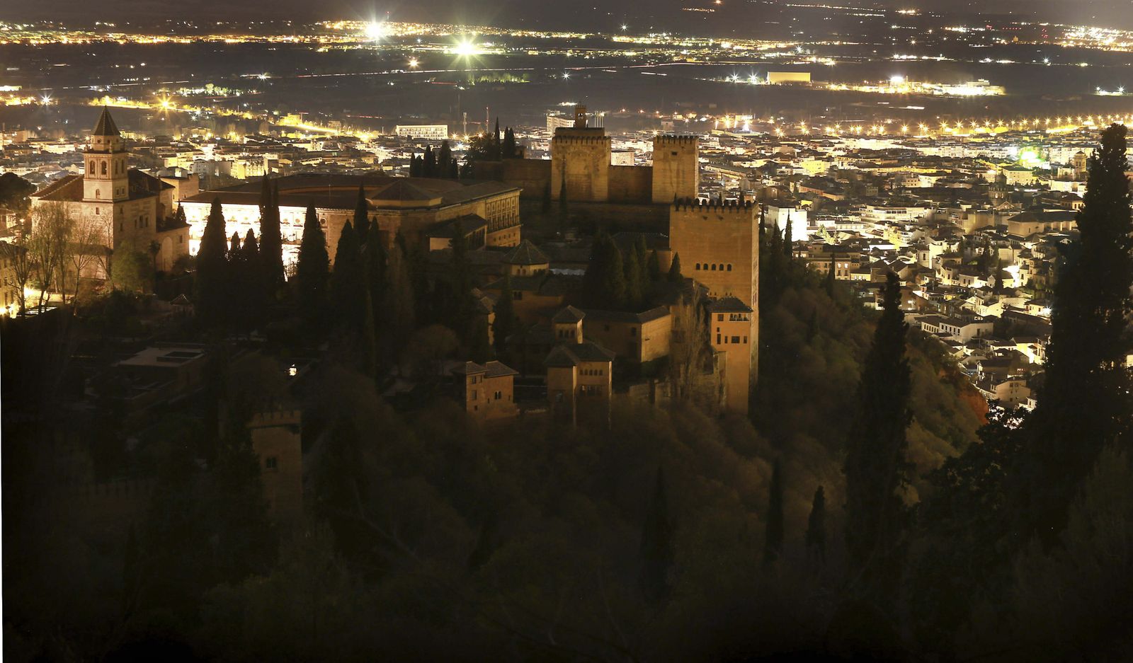 La Alhambra se suma a la 'Hora del Planeta' junto a monumentos históricos de toda España