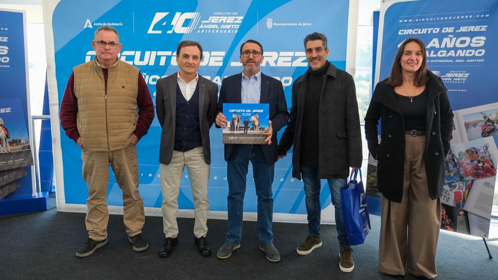 De izquierda a derecha, Álvaro Rivero, Raúl Zarzuela y Jesús Benítez, junto a los diseñadores Raúl Gómez y Raquel Jove.