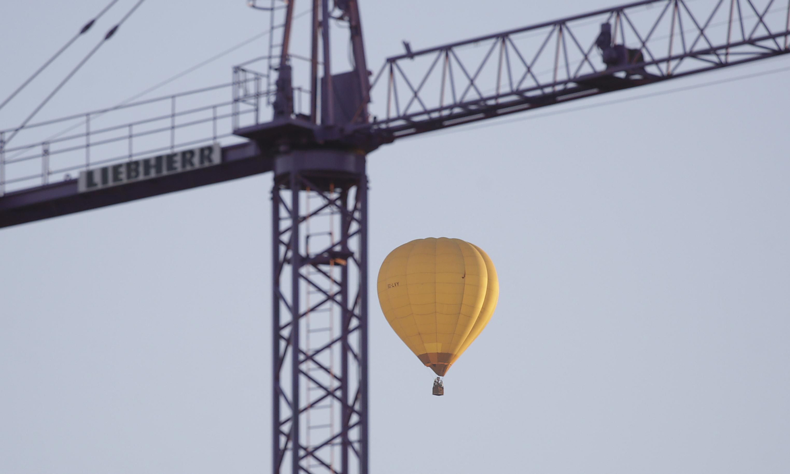 Fotos del heraldo de los Reyes Magos surcando los cielos de Sevilla
