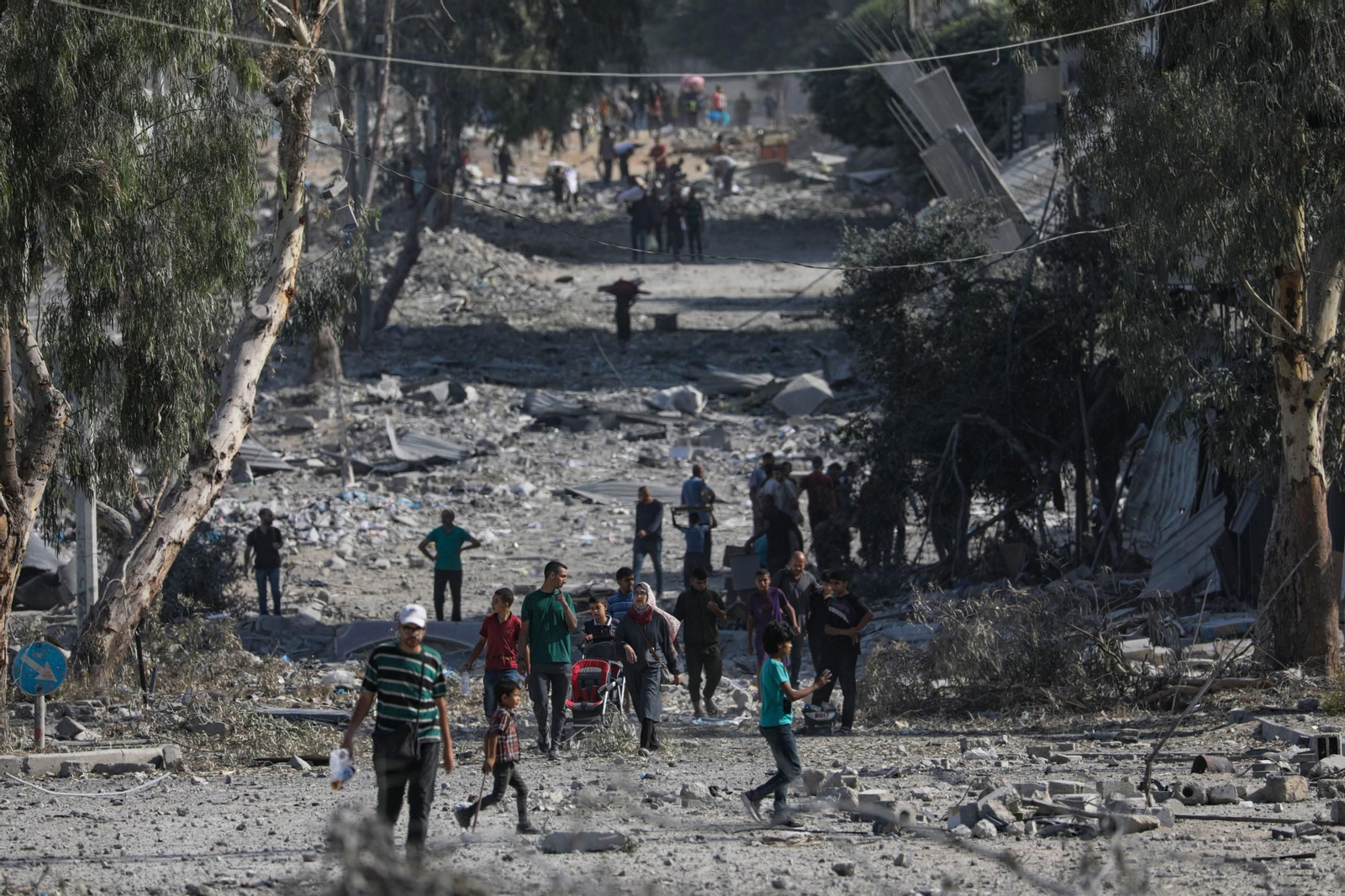 Palestinos caminan por una calle de Ciudad de Gaza.