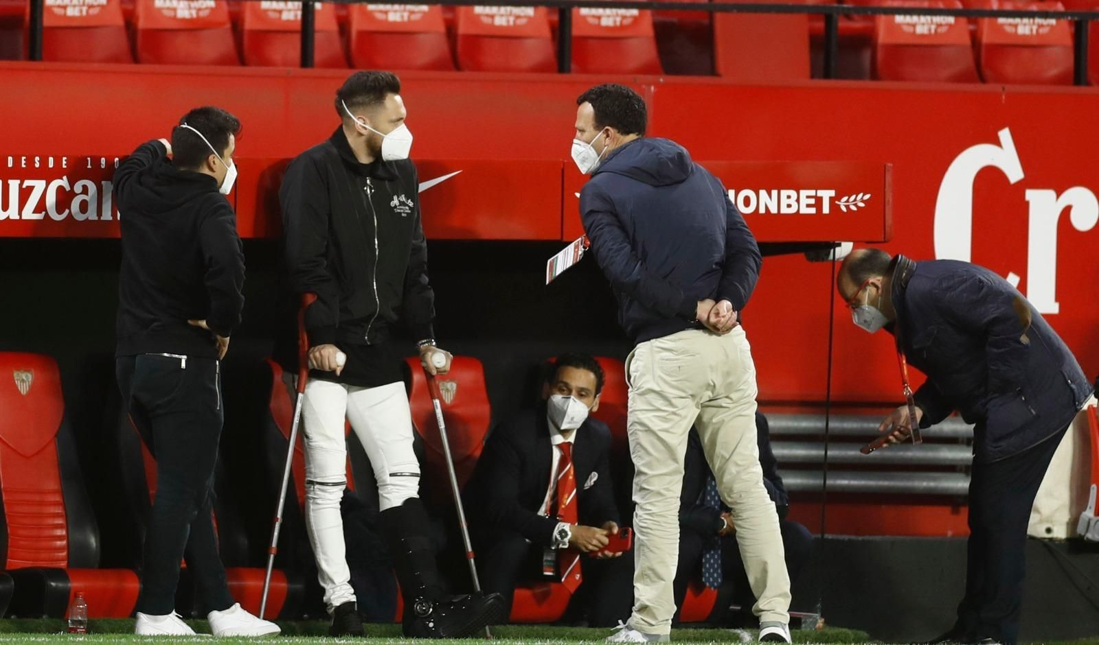 Ocampos atiende a las instrucciones del doctor Juanjo Jiménez en el Sánchez-Pizjuán.