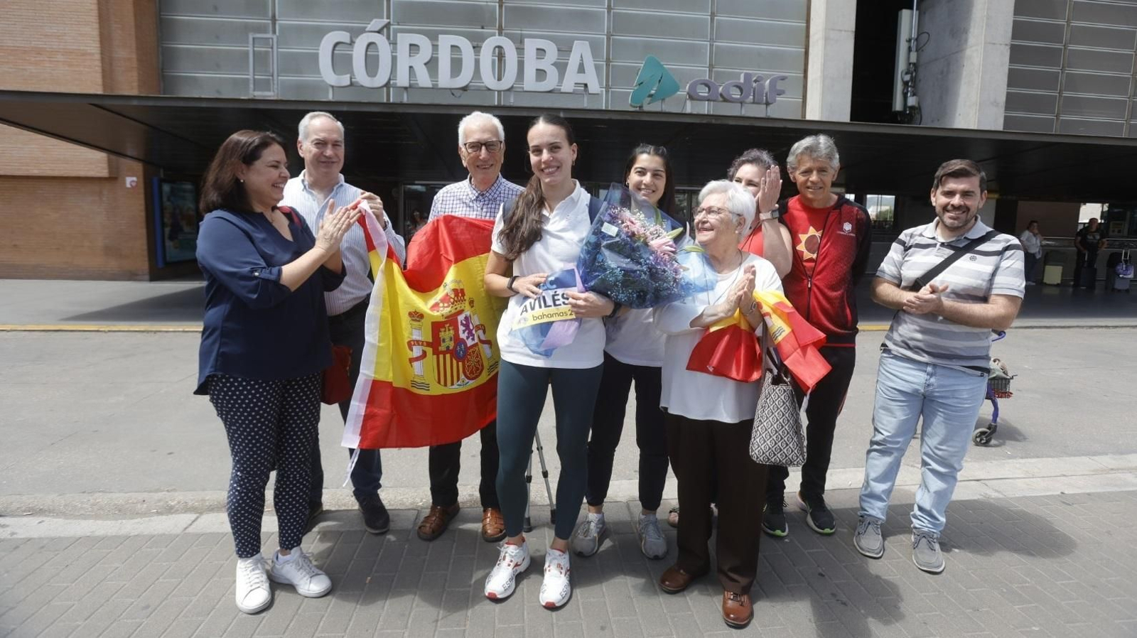 Carmen Avilés posa con sus familiares a su llegada a Córdoba. Carmen Avilés posa con sus familiares a su llegada a Córdoba.