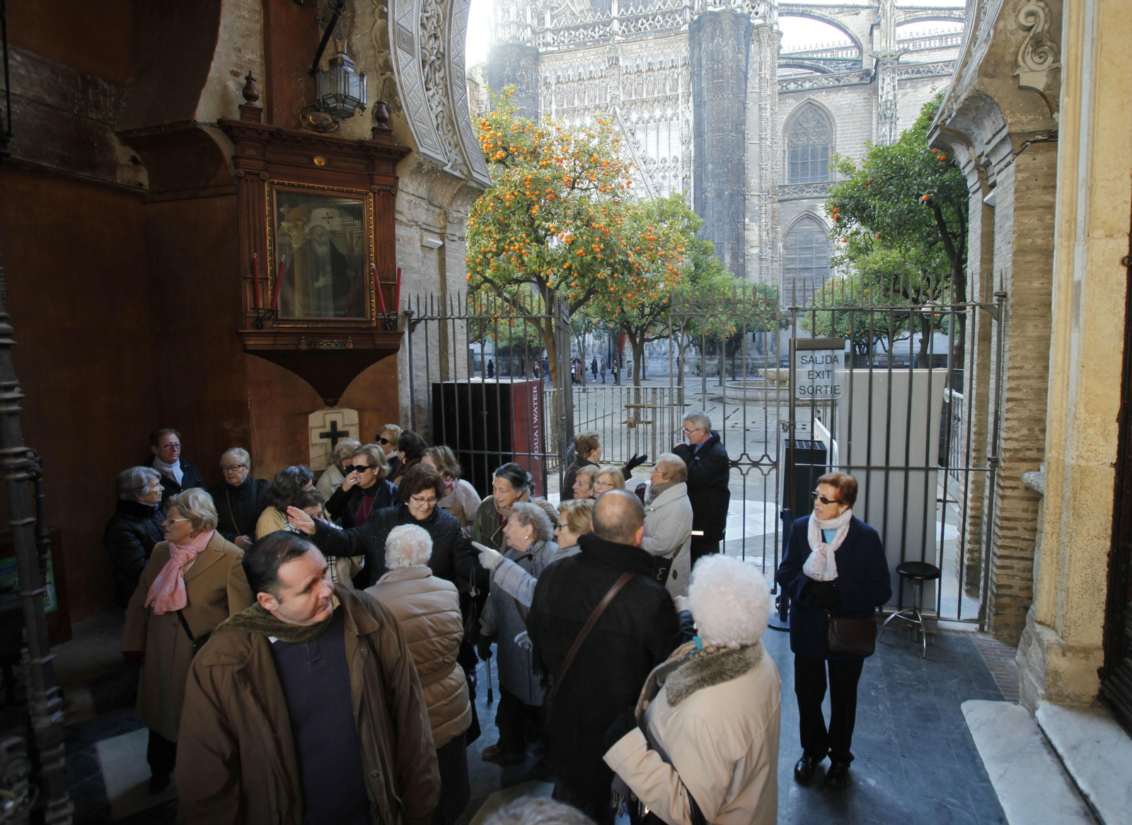 Turistas se agolpan en la puerta al Patio de los Naranjos de la Catedral.