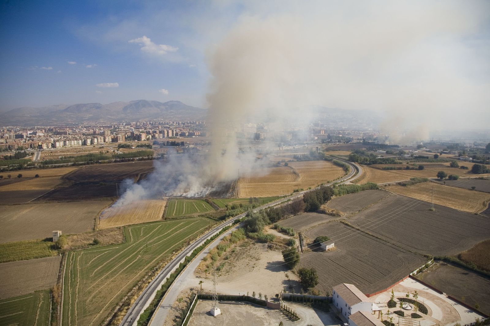 Imagen aérea de una quema de residuos agrícolas en la provincia de Granada.
