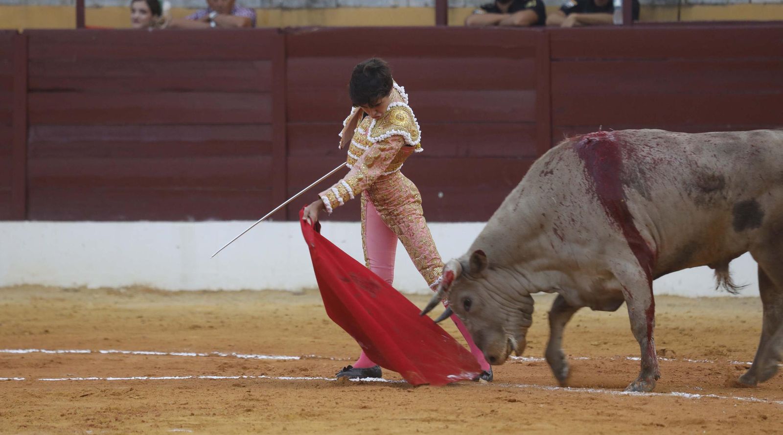 Fotos del triunfo de Manuel Roman y Javier Zulueta con la buena novillada de Núñez de Tarifa que abrió la Feria de La Línea