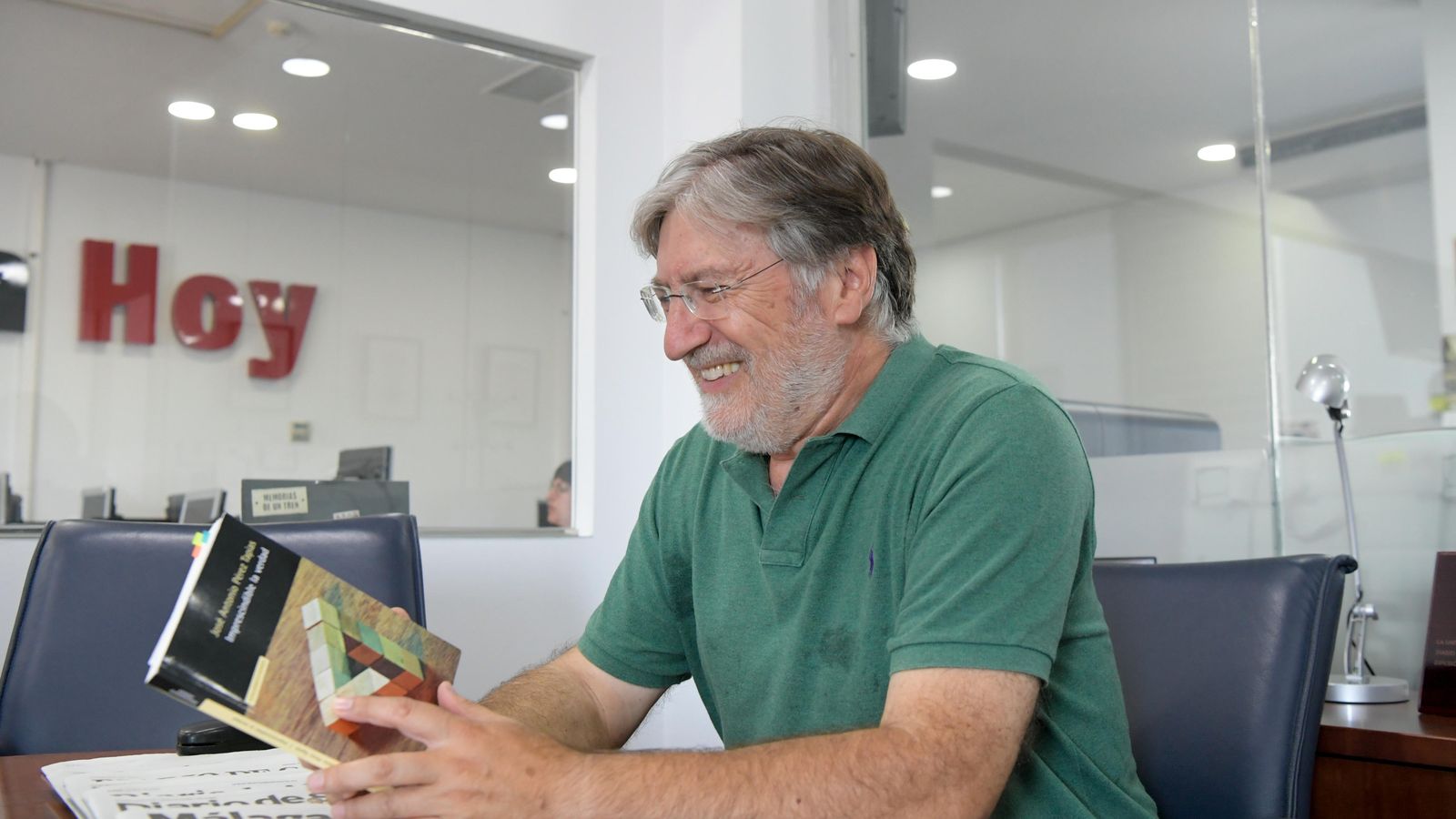 José Antonio Pérez Tapias en la redacción de Granada Hoy, sosteniendo su libro
