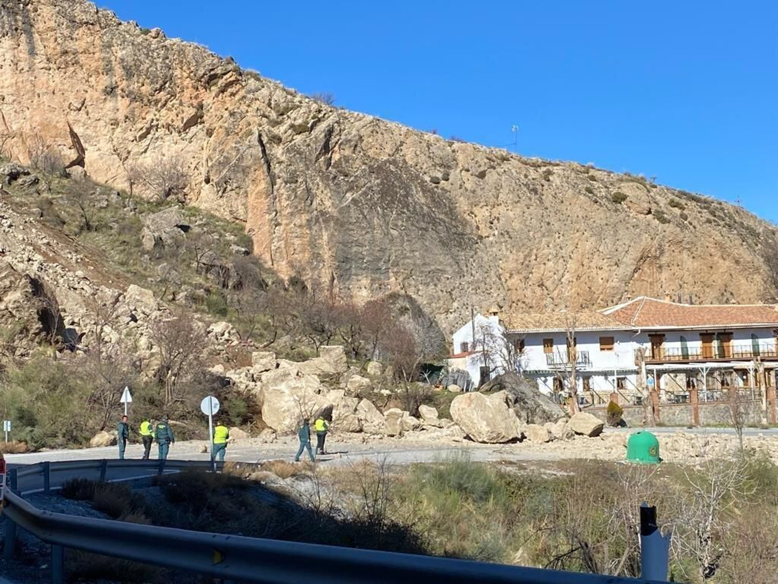 Fotos: así está la zona del desprendimiento de rocas de la carretera de Sierra Nevada