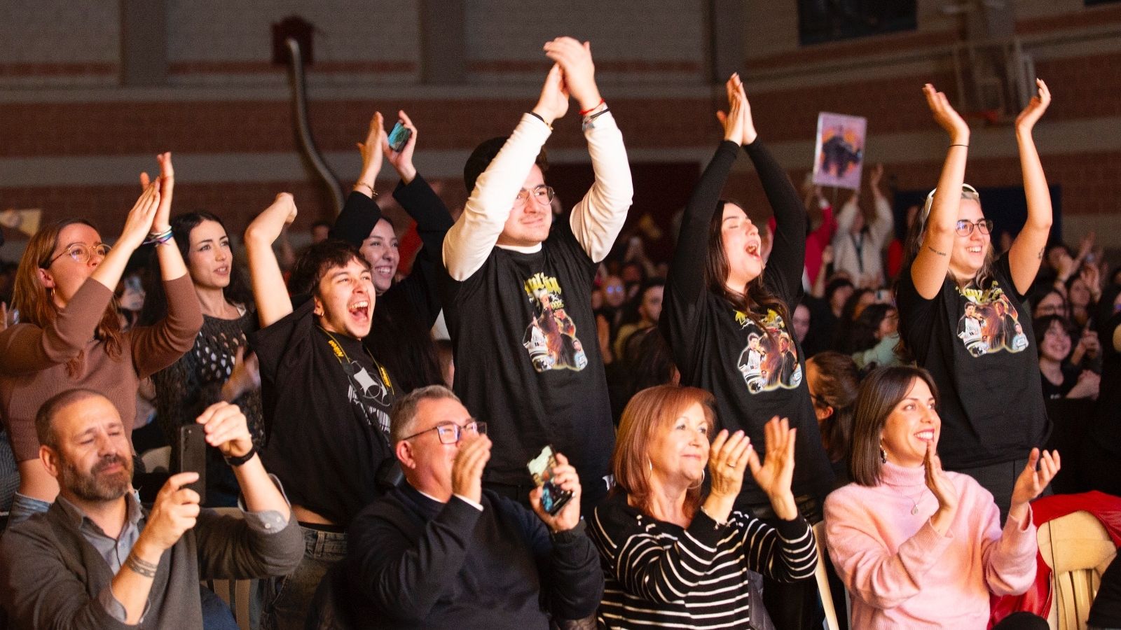 Aplausos tras una actuación de Paul Thin