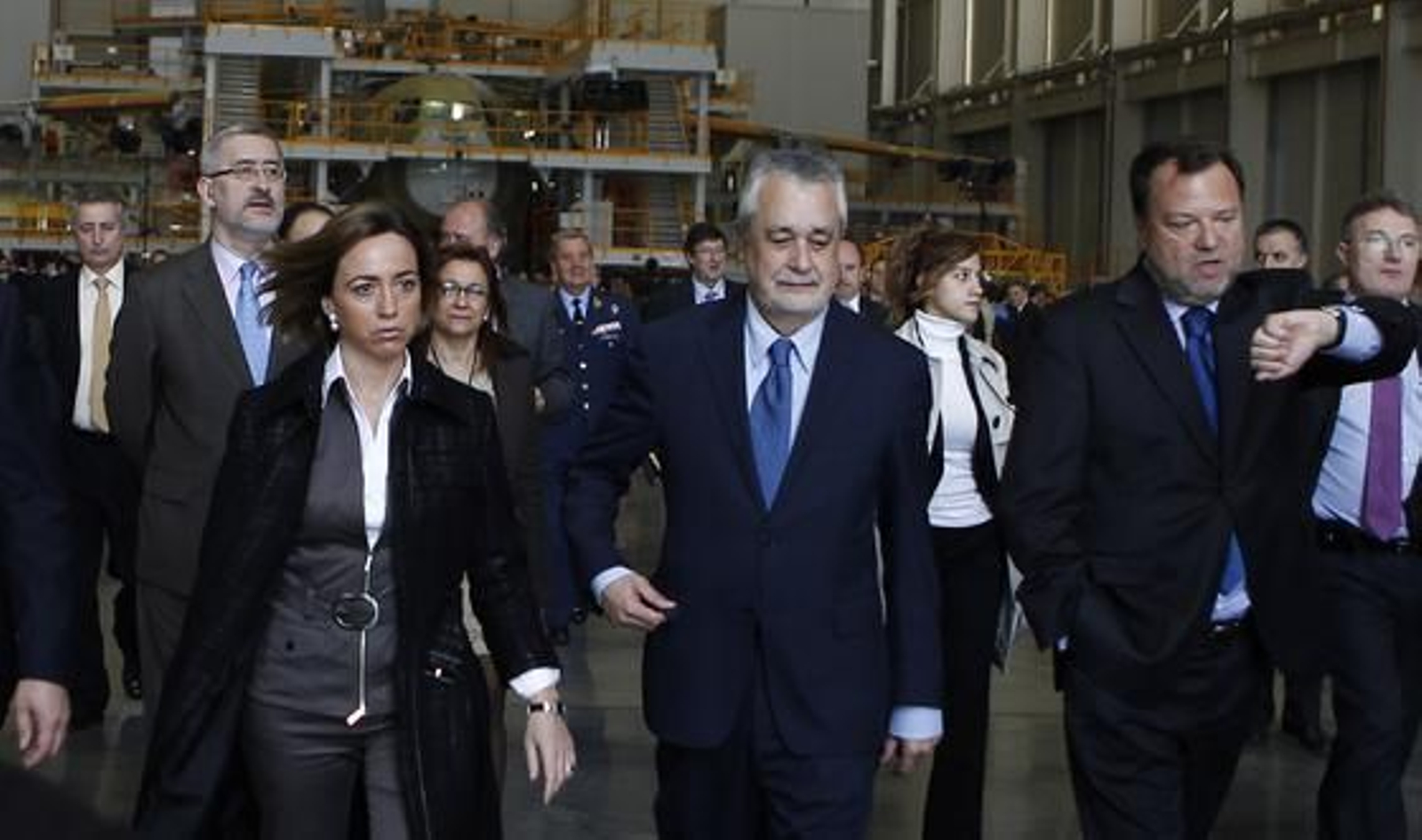 La ministra de Defensa, Carme Chacón; el presidente de la Junta de Andalucía, José Antonio Griñán; y el alcalde de Sevilla, Alfredo Sánchez Monteseirín, durante su visita a la planta de ensamblaje del avión militar.

Foto: Antonio Pizarro