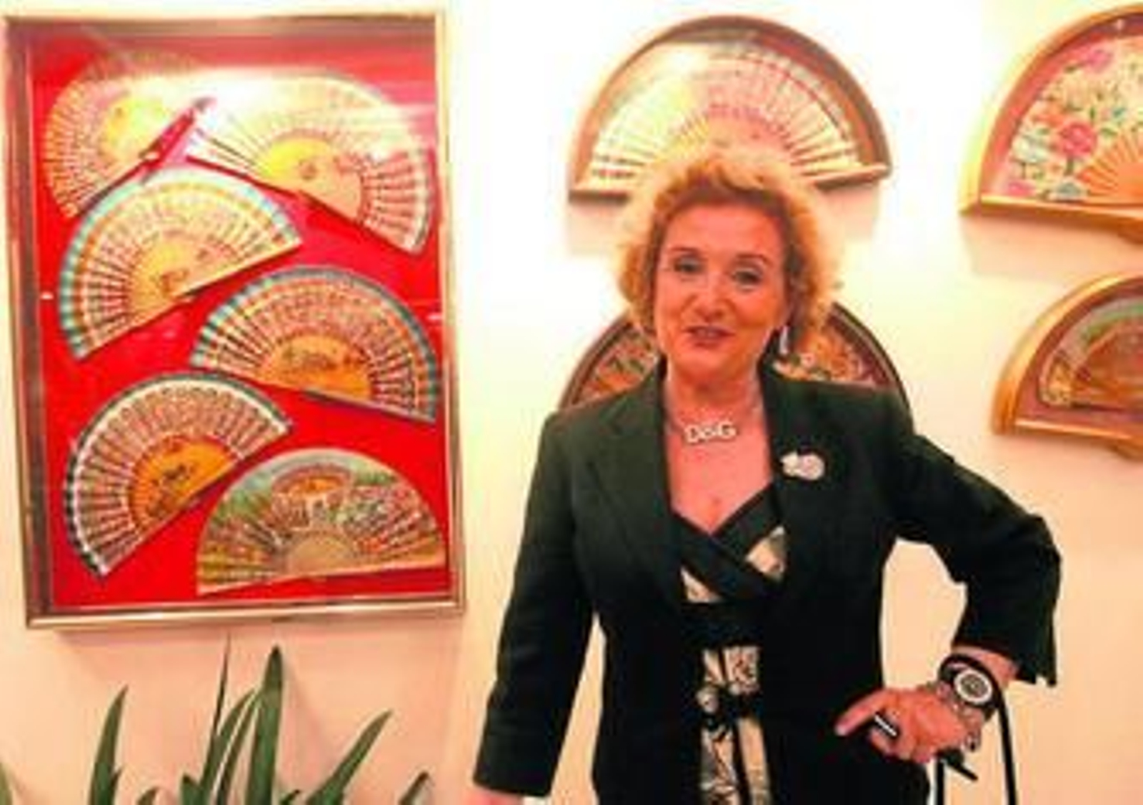 Una artista autodidacta que pinta cuadros y abanicos