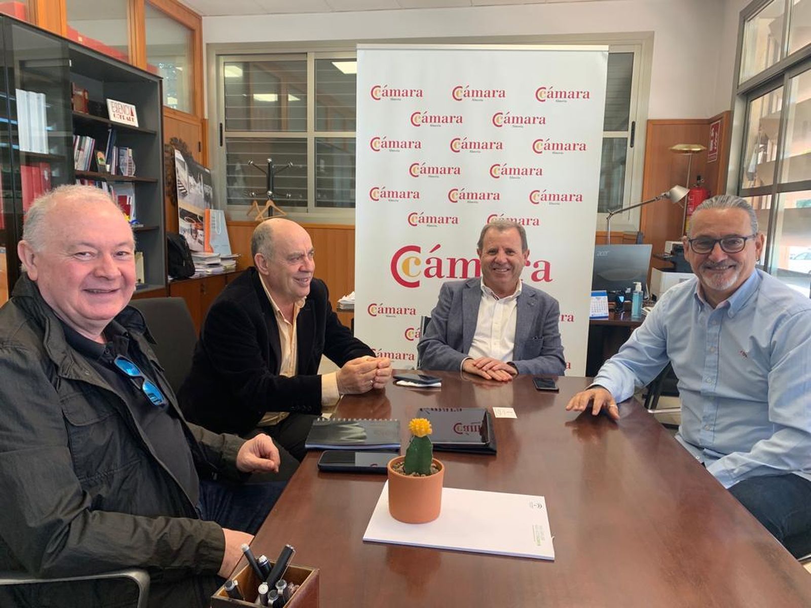 Ignacio Mañas y Antonio Casado, promotores de esta iniciativa cultural han presentado a su presidente Jerónimo Parra, y Víctor Cruz, director general, el proyecto.