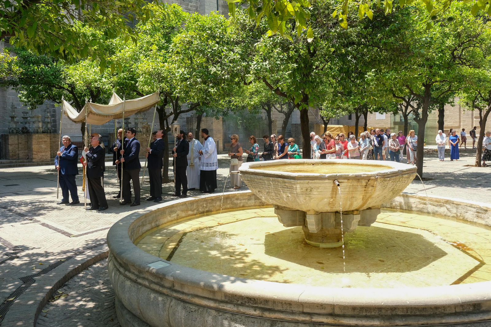 Sacramental del Sagrario. Procesión claustral de su Divina Majestad por el patio de los naranjos