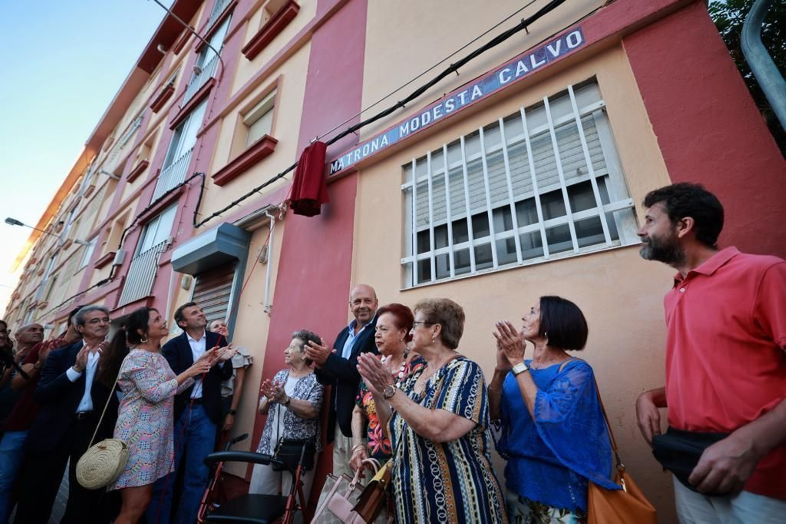 Momento en el que se descubre el rótulo de la calle Matrona Modesta Calvo.