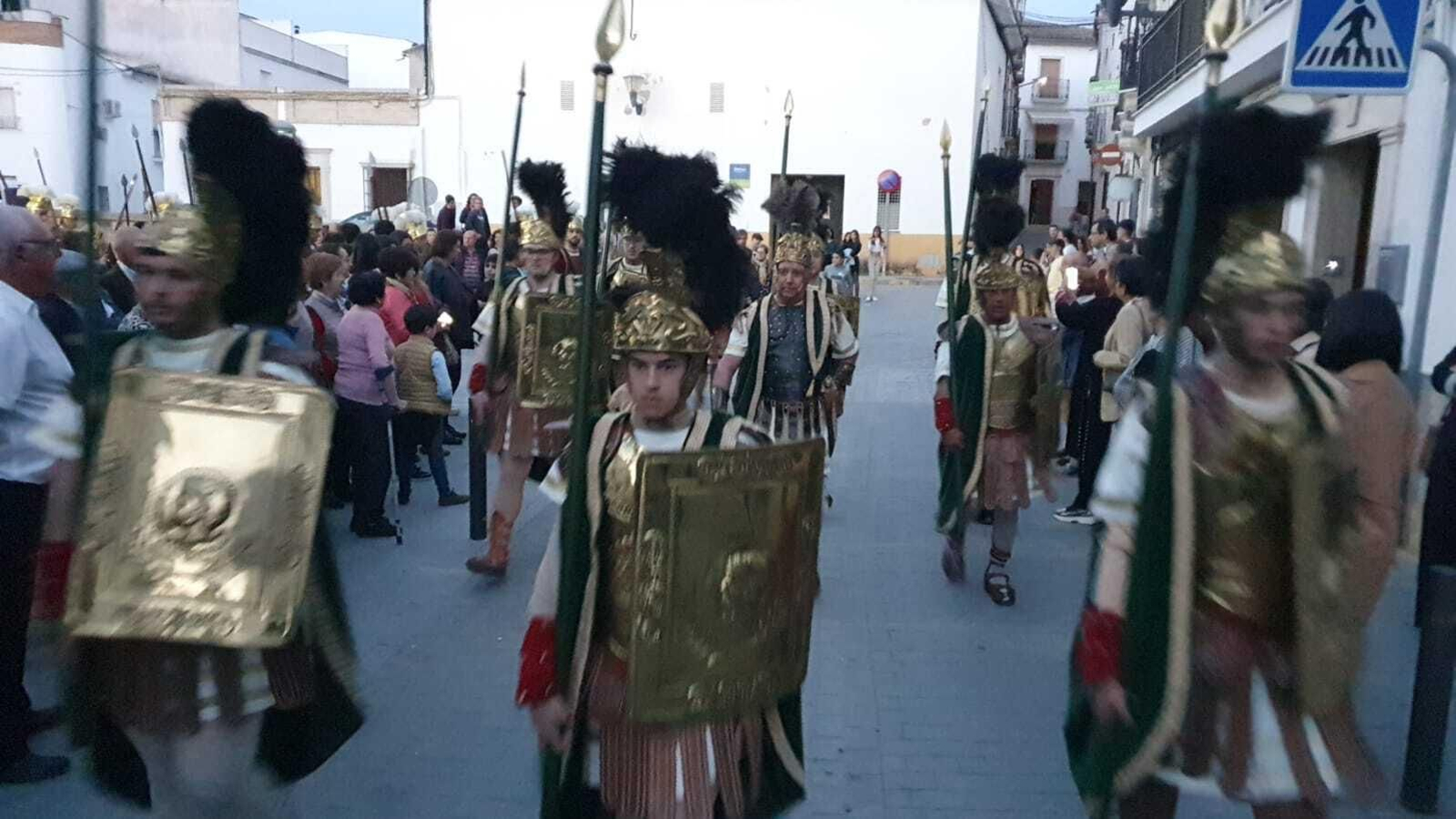 Lunes Santo en Castro del Río: La ofrenda floral de las escoltas romanas, en fotografías