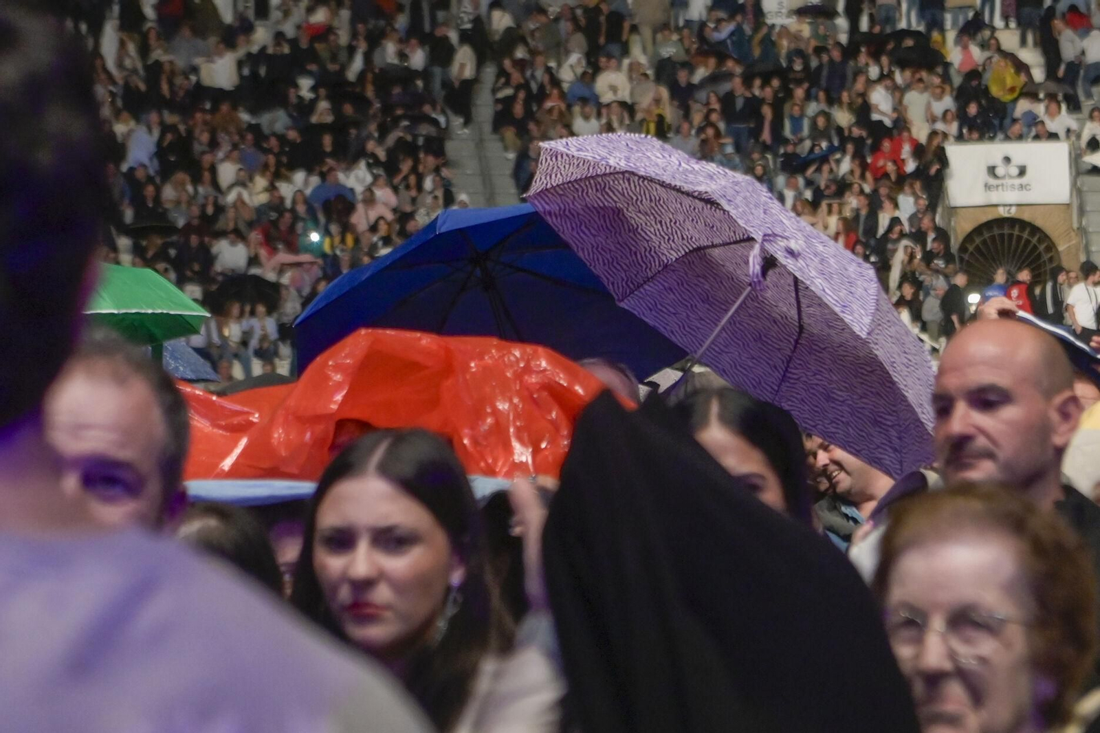 Así fue el concierto, bajo la lluvia, de Los Chichos en Granada