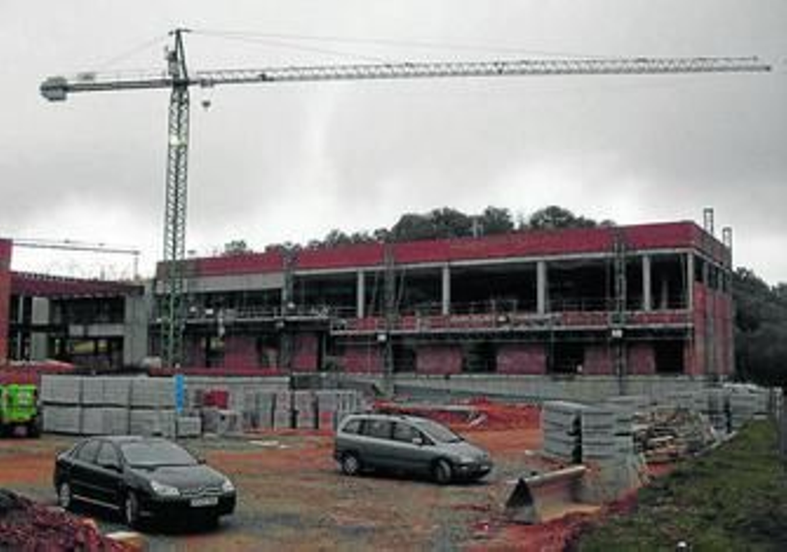 Obras del construcción del Chare de la Sierra paralizadas.