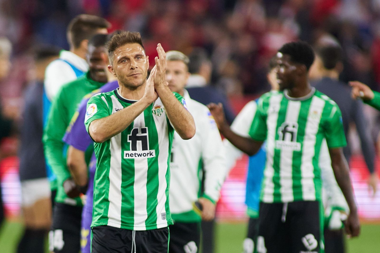Joaquín aplaude a la afición el día del derbi ante el Sevilla.