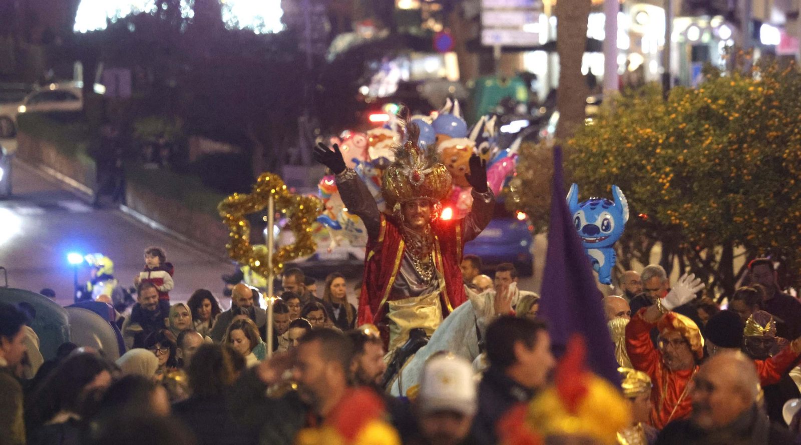 Fotos del heraldo de los Reyes Magos y su corte de beduinos en Algeciras